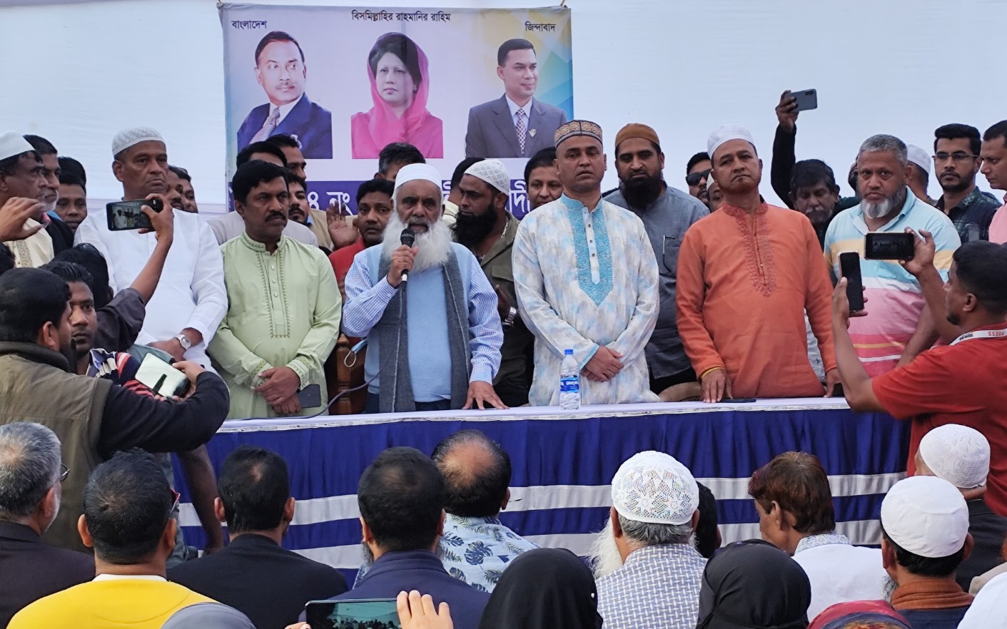 দিনব্যাপী মনিরুল হক চৌধুরীর গণসংযোগ : খালেদা জিয়ার সুস্থতা কামনায় দোয়া